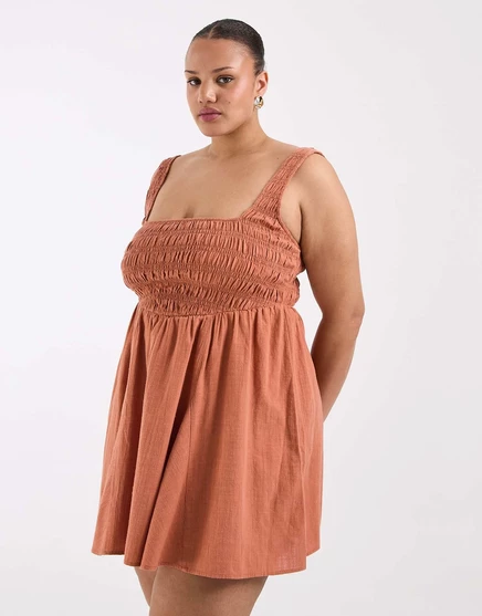 Мини-сарафан из текстурированного хлопка с гофрировкой от ASOS DESIGN Curve Selina beach имбирного цвета