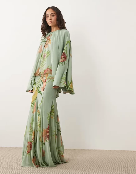 Женское макси-платье ASOS Design с кейпом и клиньями, голубое в цветы