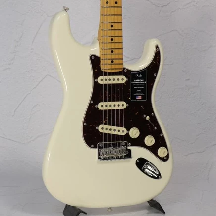 Электрогитара Fender Pro II Stratocaster, белая