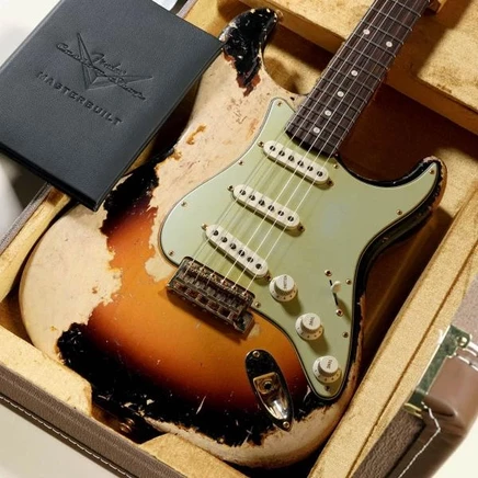 Электрогитара Fender Stratocaster, чёрный санберст