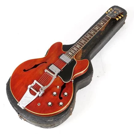 Б/у полуакустическая гитара Gibson ES-335, вишневая