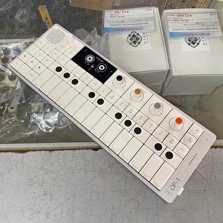 Синтезатор Teenage Engineering OP-1 field, б/у