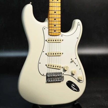 Электрогитара Fender AV II Stratocaster 1973, белая