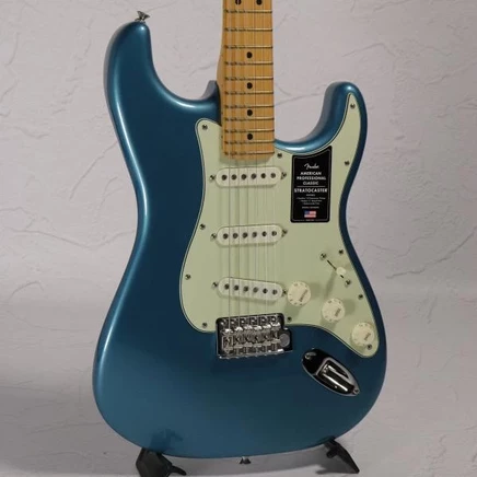Электрогитара Fender Stratocaster American Professional, голубая