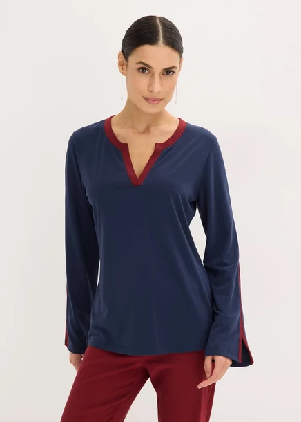 Футболка Bonprix Langarmshirt mit Schlitz dunkelblau/rubinrot