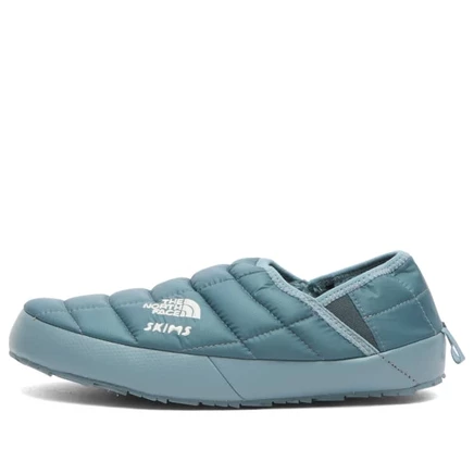 The North Face x СКОЛЬЗИТ ПО термобаллонной тяге Mule V