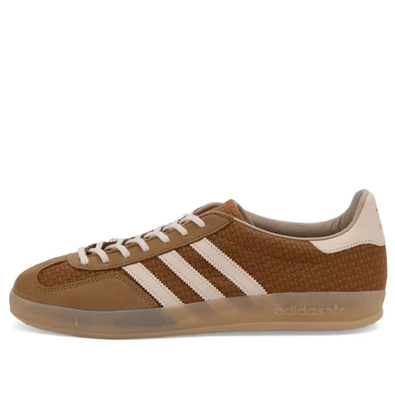 adidas Gazelle в помещении brown desert, white & magic beige