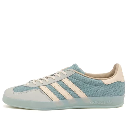 adidas Gazelle в помещении light blue & white