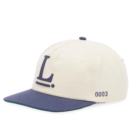 Локальное пространство представлено в КОНЦЕ. Шапка с логотипом off-white & navy