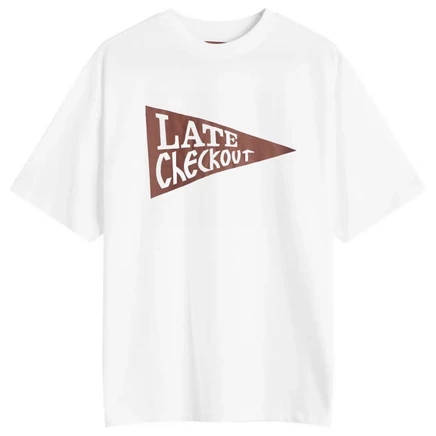 Мужская футболка Late Checkout с бордовым флагом, белая