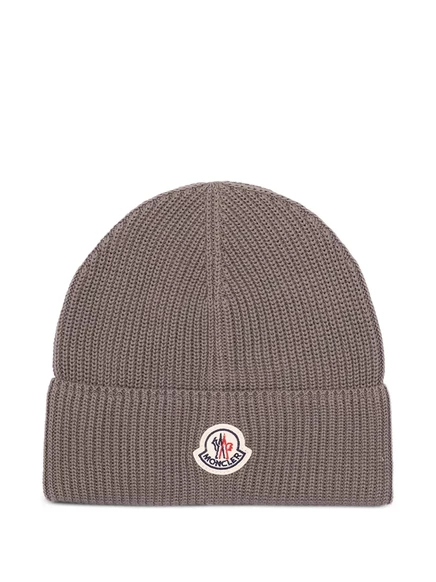 Шапка Moncler вязаная в рубчик с нашивкой, серая