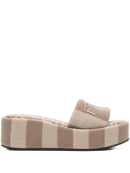 Слайды с вышитым логотипом FENDI