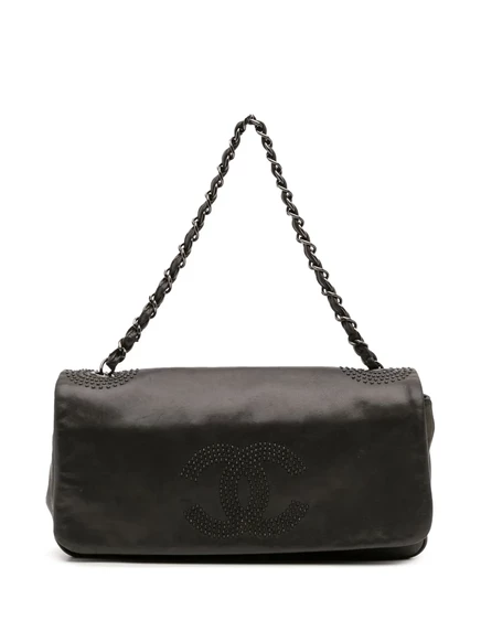 Сумка через плечо с клапаном East West, бывшая в употреблении у CHANEL в 2008-2009 годах, с заклепками из овечьей кожи CC black