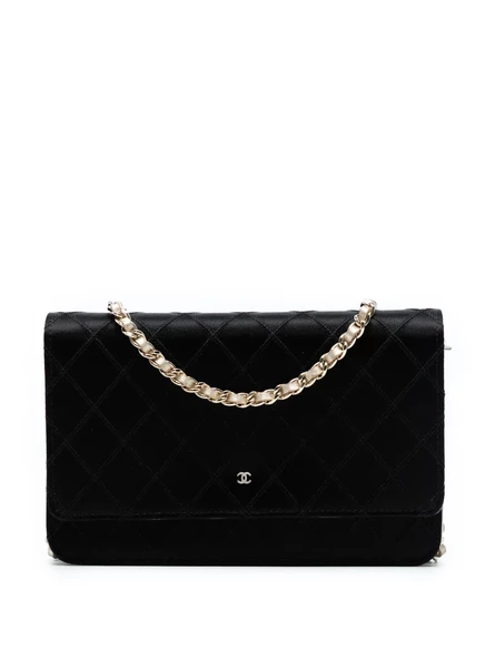 Двухцветный атласный кошелек с бриллиантовой вышивкой CHANEL, бывший в употреблении в 2013-2014 годах, на цепочке, сумка через плечо