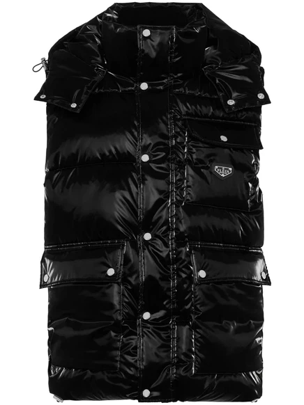 Филипп снимает с себя жилет black