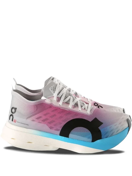 На беговых кроссовках Cloudboom Strike multicolour