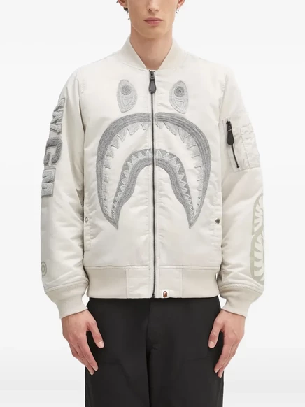 Куртка-бомбер с вышивкой в виде акулы BATHING APE® white