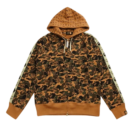 Камуфляжная толстовка BAPE x MCM с капюшоном на молнии 'Brown' коричневого цвета