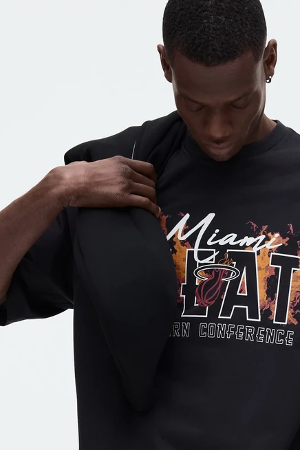 Мужская футболка H&M свободного кроя с принтом NBA, черная