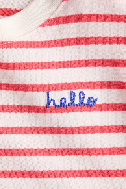 Детская футболка H&M с вышивкой, малиновая