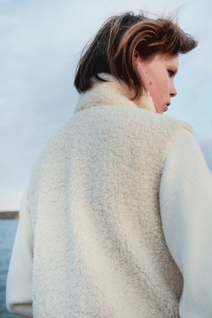 Женский жилет H&M из тедди-флиса, светло-бежевый