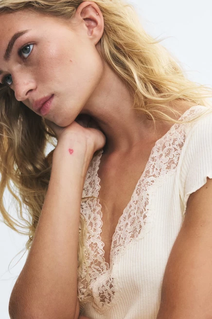 Lace-Trimmed Ribbed Top cream