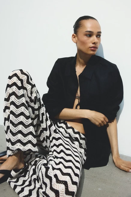 black/zigzag pattern