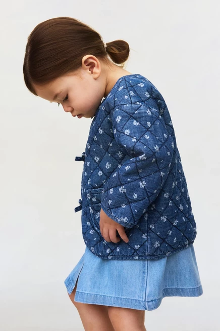 Детская стеганая джинсовая куртка H&M, синяя с цветочным принтом