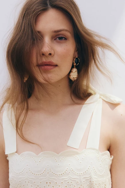 Женское платье H&M с вышивкой, кремовое