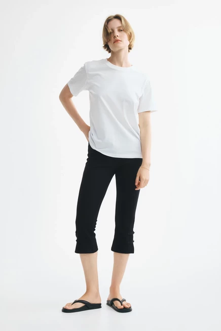Button-Detail Capri Pants black