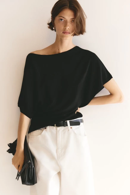 Batwing-Sleeved Fine-Knit Top black