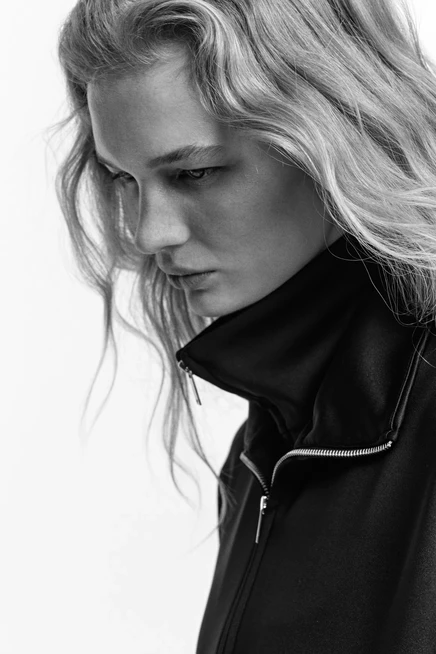 Женская куртка H&M из ткани scuba, черная
