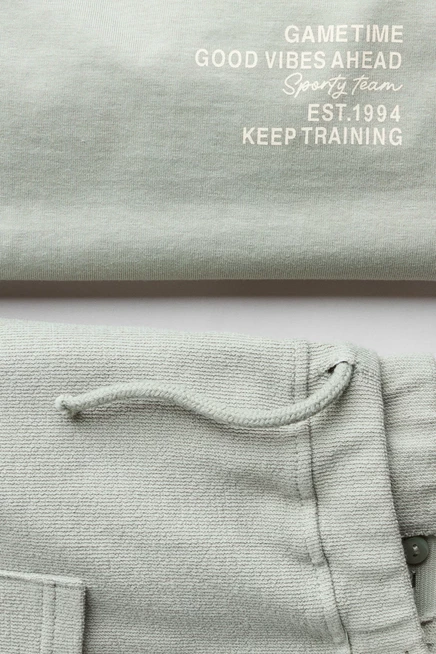 Детский комплект H&M: футболка и джоггеры, светло-хаки