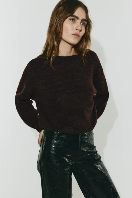 Женский объемный свитер H&M с лодочкой, темно‑коричневый