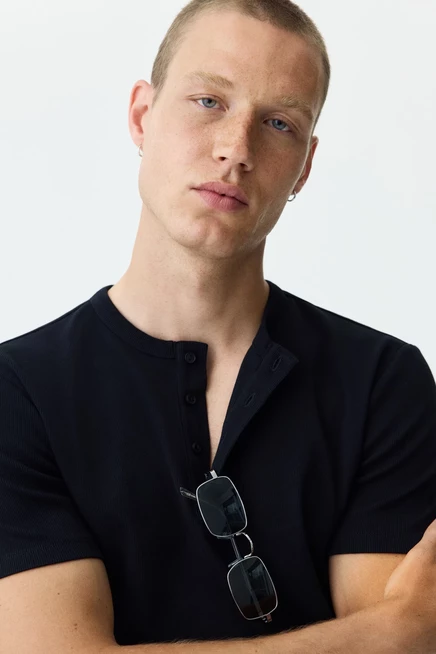 Мужская футболка Henley H&M облегающая, черная
