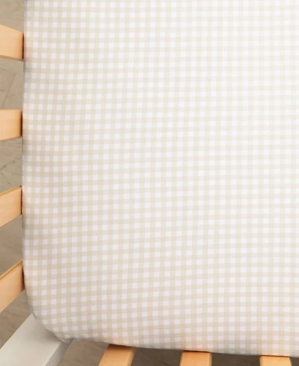Детская хлопчатобумажная простыня для шпаргалки Living Textiles с принтом в клеточку коричнево-бежевого цвета