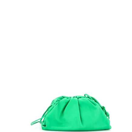 Женская сумка Bottega Veneta Mini The Pouch из кожи, зеленая