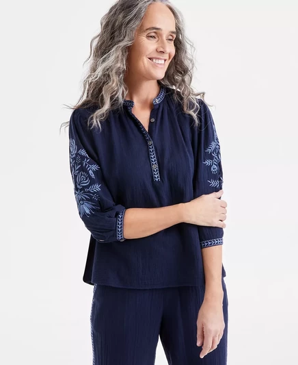  Миниатюрный топ с вышивкой на рукавах 3/4, эксклюзивно от Macy's  hydrangea indigo