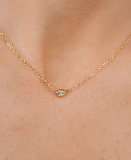 Изящное ожерелье с подвеской из полированной гальки ETTIKA gold