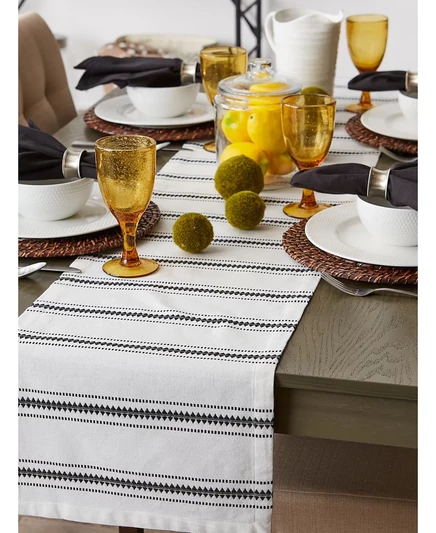 Дорожка на стол Design Imports Zig Dobby Stripe, черная