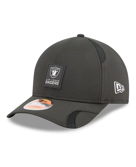 Мужская черная шляпа New Era Las Vegas Raiders 2025 Sideline M-Crown с регулируемой длиной 9 ДЮЙМОВ, новая эра