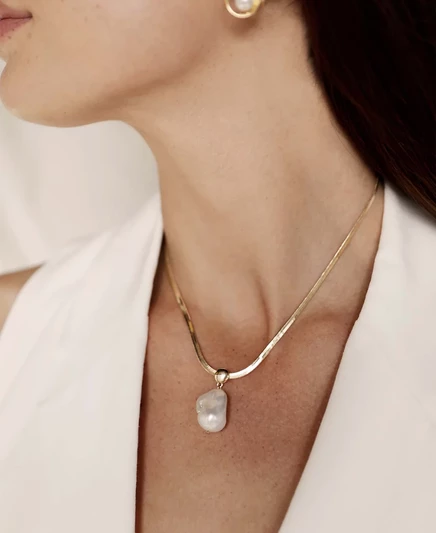 Ожерелье Ettika Baroque на змейной цепочке с жемчужиной, позолоченное 18K