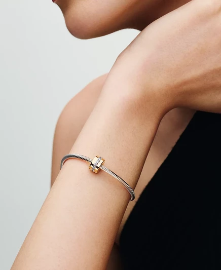 Шарм-зажим Pandora с позолотой 14K и фианитами, золотистый