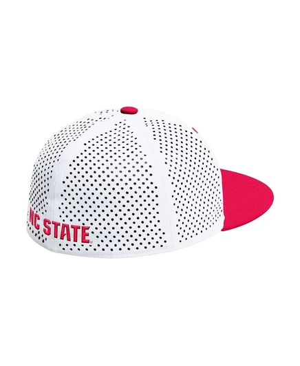 Мужская белая бейсболка Adidas NC State Wolfpack