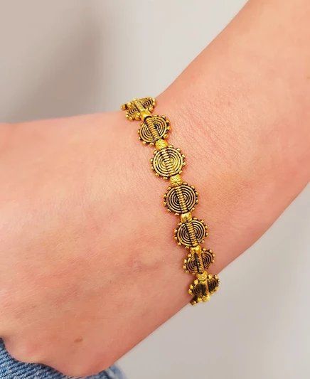 Универсальный гибкий браслет MINU Jewels с гравировкой солнца в золотистых тонах medium yel