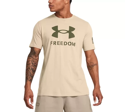  Мужская футболка свободного кроя с логотипом Freedom с коротким рукавом  Under Armour desert sand/marine od green