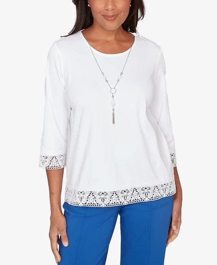 Alfred Dunner Plus Size Топ с кружевной отделкой и колье Royal Treatment белого цвета