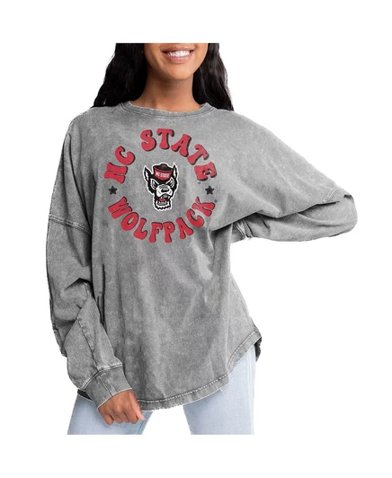 Женская серая футболка NC State Wolfpack от Gameday Couture, играющая вокруг выцветшей постиранной футболки Оверсайз с длинным рукавом gray