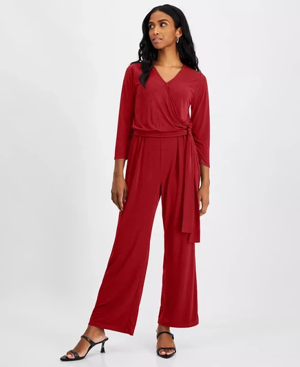  Миниатюрный комбинезон с запахом, созданный для Macy's red zenith