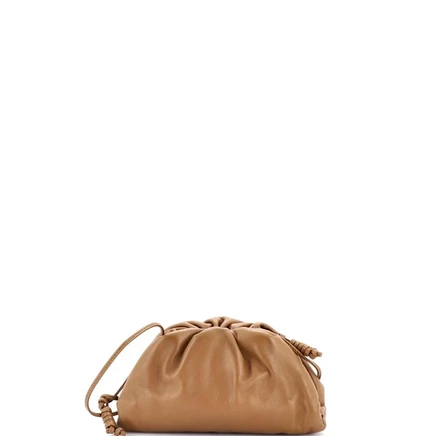 Женская сумка Bottega Veneta Mini The Pouch кожаная, коричневая